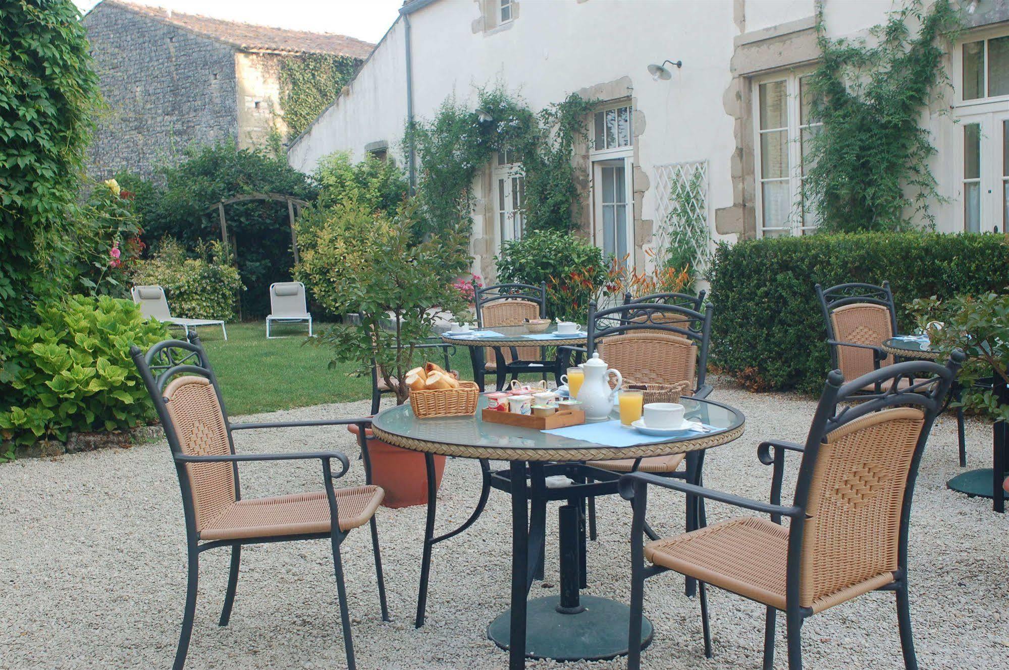 Hotel Du Donjon Aulnay  Esterno foto